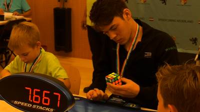 Owen (17) lost binnen 17 seconden een kubus op met één hand