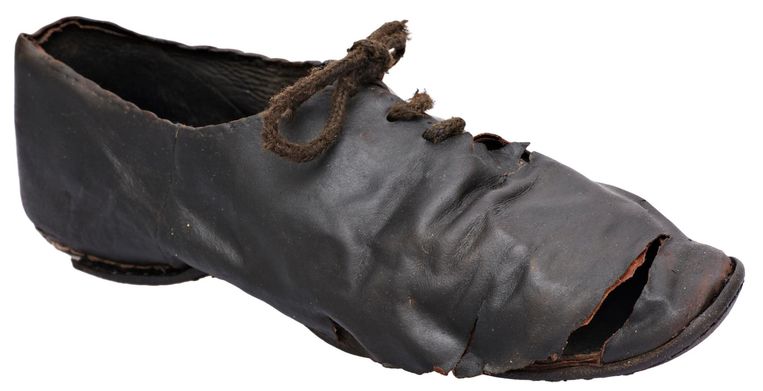 Leren schoen met veter. Vondstnummer: NZR2.00340LEE001. De schoen, laag model, met veter, is gemaakt van rundleer en ­geitenleer. De schoen is 250 millimeter lang en 80 millimeter breed. Hij dateert uit de periode 1700-1860. Het is een zogeheten enkelschoen met een rijgvetersluiting over de wreef.De schoen is gevonden op het Rokin, ter hoogte van nummer 66 Beeld Spul