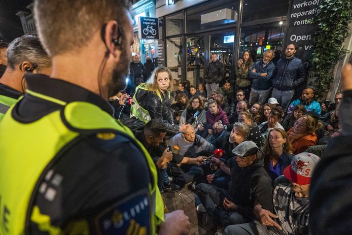 Handhavers van de gemeente Utrecht staan klaar om horecaonderneming Waku Waku te sluiten.