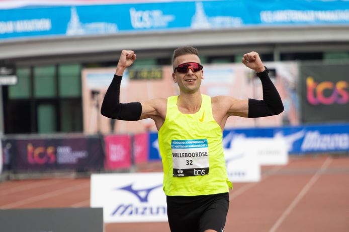 Floris Willeboordse, hier bij de marathon van Amsterdam,  hapte drie minuten van zijn pr op de halve marathon af.