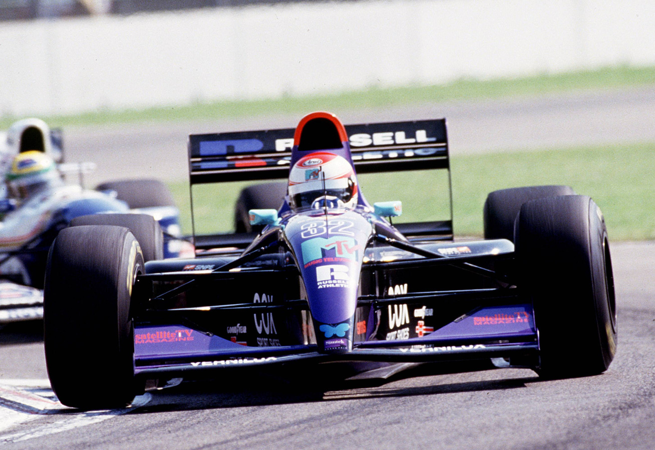 Eerbetoon aan Senna en Ratzenberger bij GP Barcelona | Foto | AD.nl