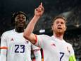 Kevin De Bruyne viert zijn doelpunt met PSV'er Johan Bakayoko.