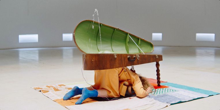'The Servant' (2020) van Maaike Fransen is onderdeel van de serie 'How to Make a Living' en is te zien op Art Rotterdam 2023. Beeld LANGart