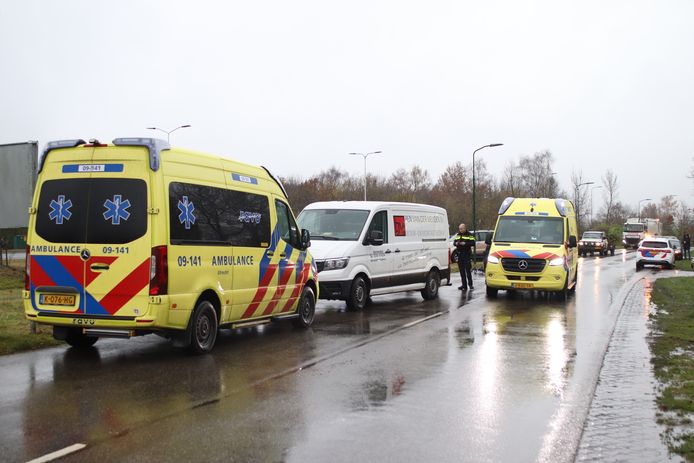 Een fietser is dinsdagmiddag geschept door een bestelbus aan de Cuneraweg in Rhenen.