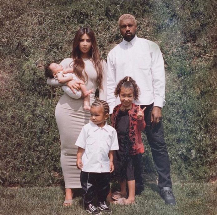 Kim Kardashian en echtgenoot Kanye West met hun drie kinderen: Saint, North en Chicago.