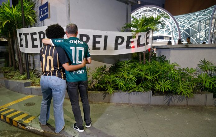 In Brazilië wordt er emotioneel afscheid genomen van Pelé.