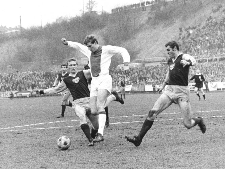 Piet Keizer aan de bal tijdens kwartfinale Europacup I tegen Dukla Praag. Beeld ANP