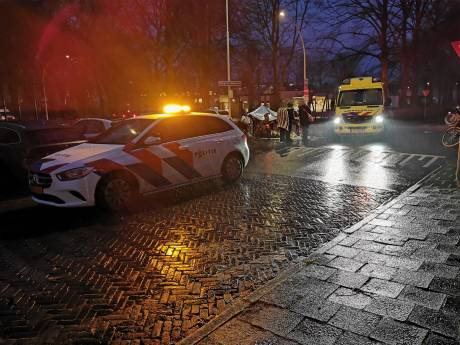 Fietser raakt gewond na aanrijding met bestelbus