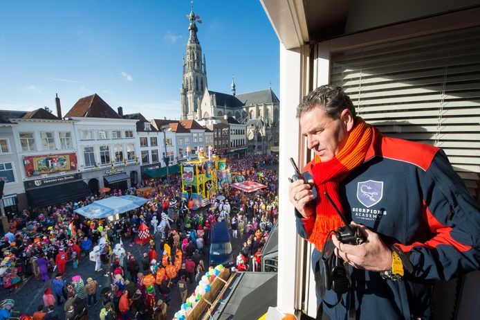 Beveiliger Wilbert van den Broek kijkt uit over de Grote Markt vanaf een etage boven Parc.