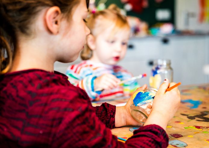 Kinderen op een kinderopvang in de Hoeksche Waard. Vanwege personeelstekorten zijn nieuwe begeleiders hard nodig.