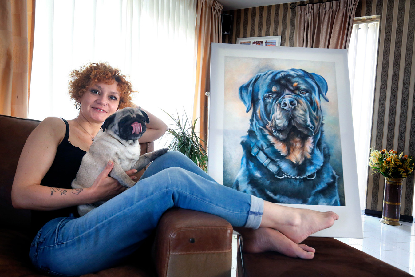 Haar hond Mia en haar tekengerei was alles wat Vika meenam op haar vlucht. De rottweiler schilderde ze uit dank voor de gastvrijheid.