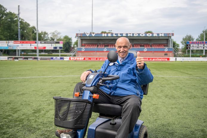Supervrijwilliger Willem Achterkamp (74) van vv. Hellendoorn op zijn scootmobiel op het hoofdveld van de club, waarvoor hij nog steeds vrijwel dagelijks gehaktballen haalt bij Albert Heijn.