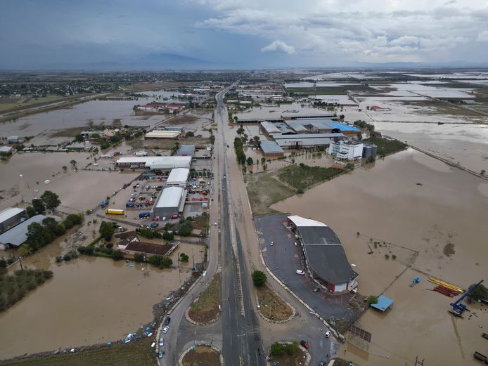 Inondazioni e fango spazzano la città di Larissa, nella regione della Tessaglia.