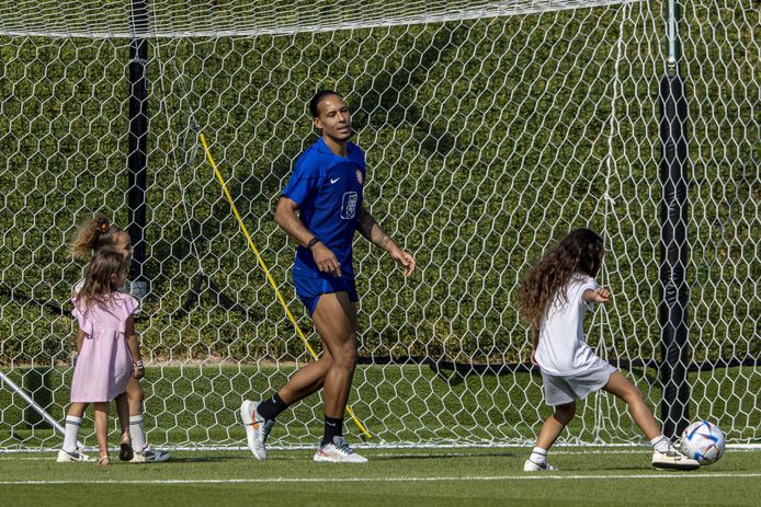 oranje-ontspant-in-qatar-met-vrolijke-familiedag-na-wk-winst-op-senegal