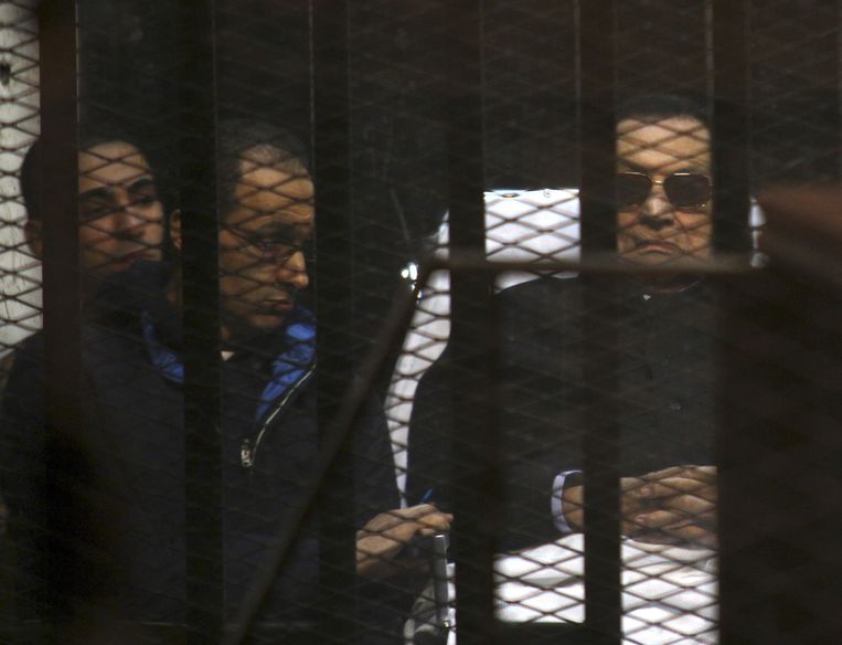 Mubarak (rechts) op een ziekenhuisbed in de rechtbank. Beeld ap