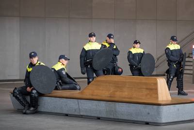 Politie wacht Lazio-supporters met schilden op in Arnhem, vertrek loopt rustig