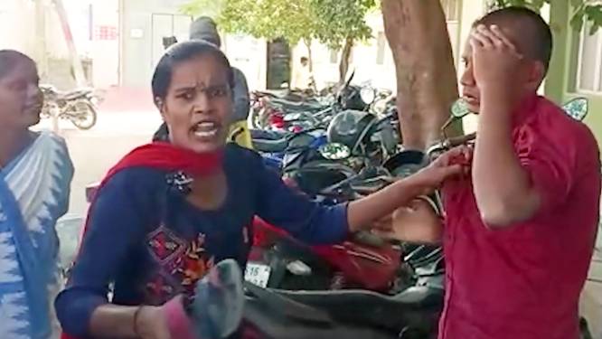 Man valt vrouw lastig op straat in India, maar dat beklaagt hij zich snel