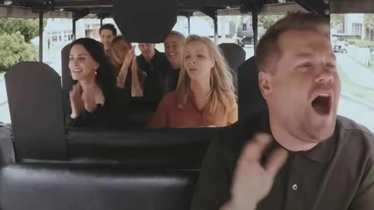 James Corden met de 'Friends'-cast: 'Het was zo gefilmd dat Cordens hoofd met voorsprong het grootste ding op het scherm was. Zowat twaalf keer groter dan het hoofd van Jennifer Aniston' Beeld The Late Late Show