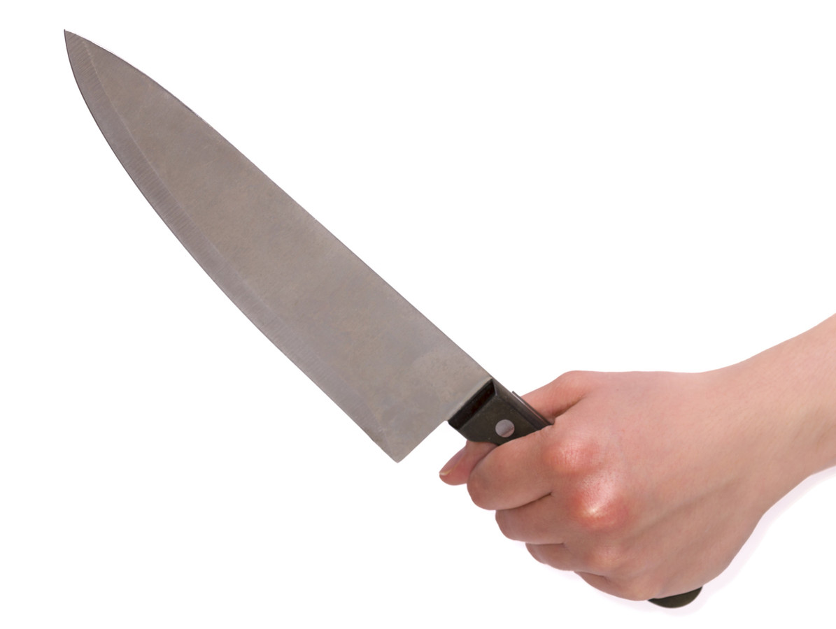 Рука с ножом на прозрачном фоне