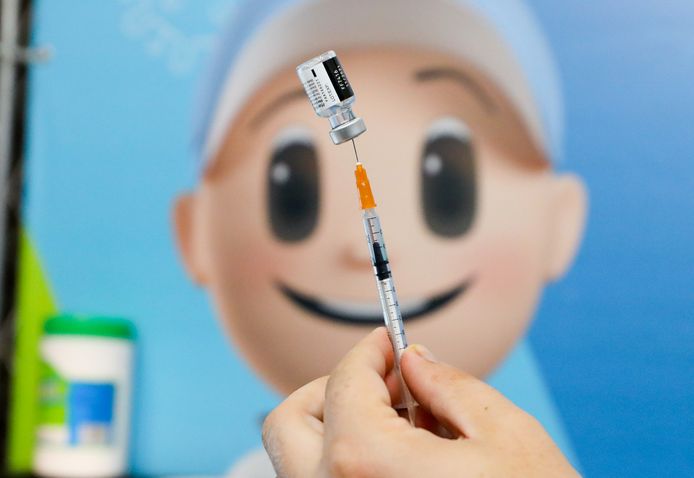 Un travailleur médical se prépare à administrer une troisième dose de vaccin contre la maladie à coronavirus (COVID-19) dans un organisme de maintenance des soins de santé Clalit à Jérusalem, le 11 août 2021.