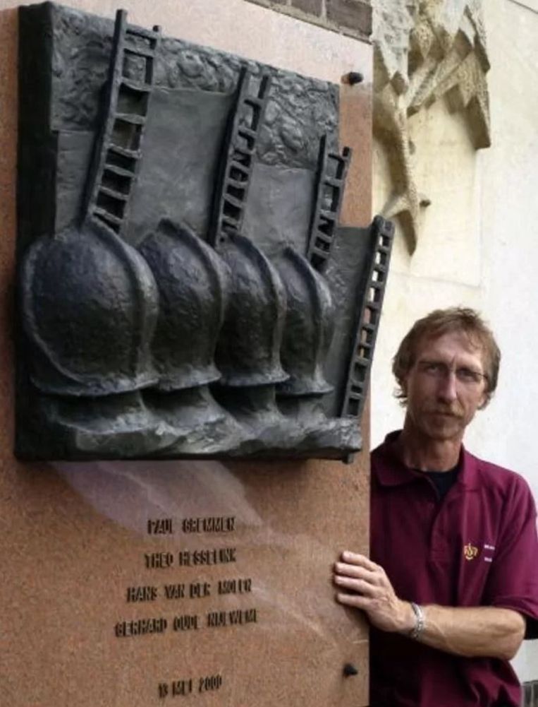 Brandweerman Bert Konhuurne bij het monument voor zijn omgekomen collega's. Beeld George Nusmeijer