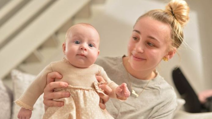 Ebony Stevenson met haar ‘verrassingsbaby’ Elodie.