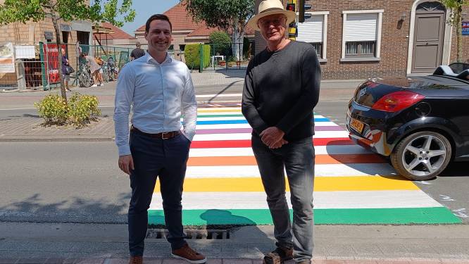Nieuw regenboogzebrapad aan basisschool in Zandstraat: “Aanleiding om stil te staan bij verdraagzaamheid”