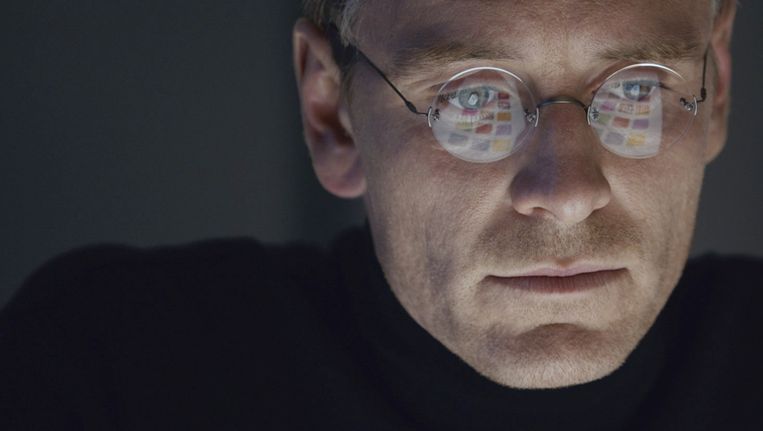 De fysieke gelijkenis is niet eens zo groot, maar Michael Fassbender beweegt en praat precies als Steve Jobs. Beeld Bouk Kriek