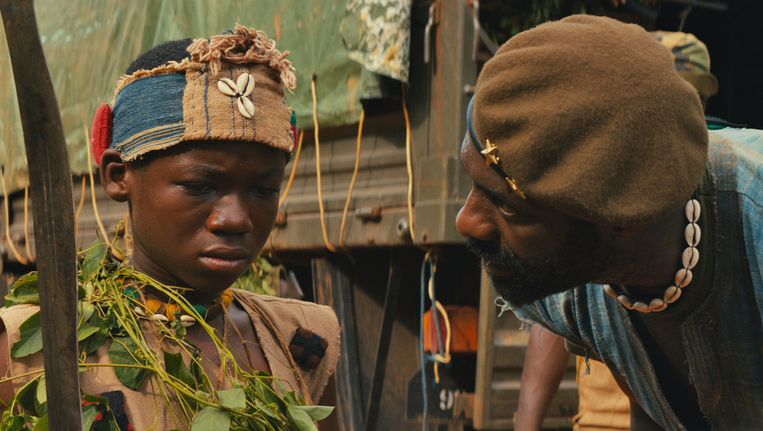 Idris Elba en Abraham Attah in Beasts of No Nation, de film die door Netflix gekocht werd voor 12 miljoen dollar. Beeld Netflix