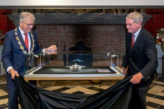 Burgemeester Frank Petter (links) en voorzitter  Maarten van de Oord van de Mastboom-Brosens Stichting onthullen de zeventiende-eeuwse zilveren terrine.