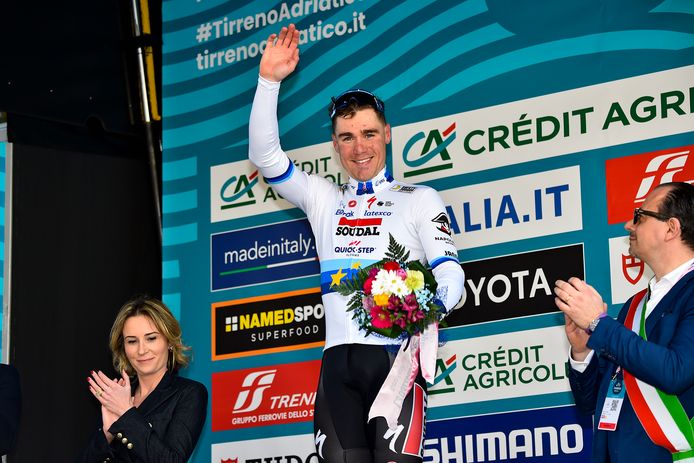 Fabio Jakobsen wordt gehuldigd voor zijn ritzege in de Tirreno.
