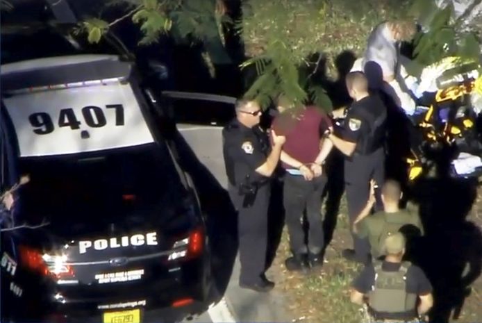 De verdachte van de schietpartij in Parkland wordt gearresteerd.