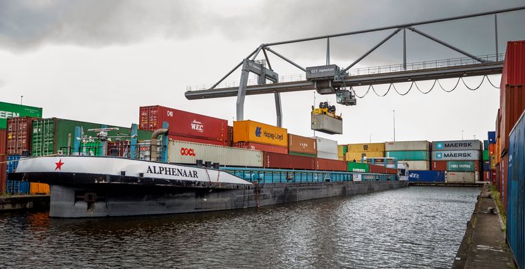 Het schip de Alphenaar gaat dagelijks op elektriciteit containers met Heinekenbier vervoeren van Alphen aan den Rijn naar Moerdijk.  Beeld Raymond Rutting / de Volkskrant