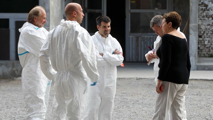 Françoise Fassiaux, à droite, en compagnie des enquêteurs.