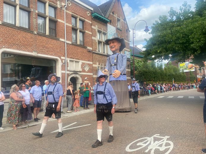 Folklorestoet brengt ambiance naar de stad | Aarschot | hln.be