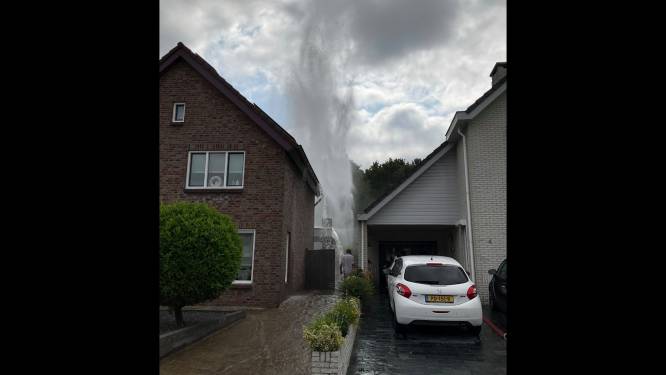 Gesprongen leiding in Heerlen: water spuit boven huizen uit