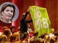 Tijdens een gastcollege van minister Christianne van der Wal op een middelbare school in Harderwijk houdt een leerling een BBB-vlag in de lucht.