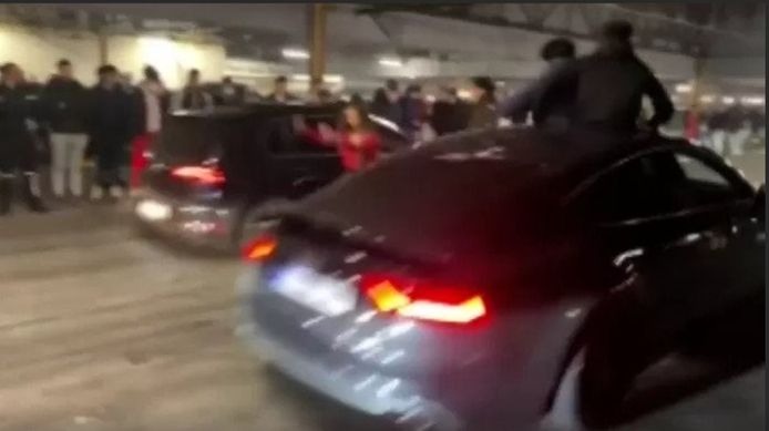 Een straatraces in de Decathlon-parking.