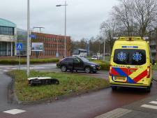 Scooterrijder raakt gewond door botsing met auto op rotonde in Kampen