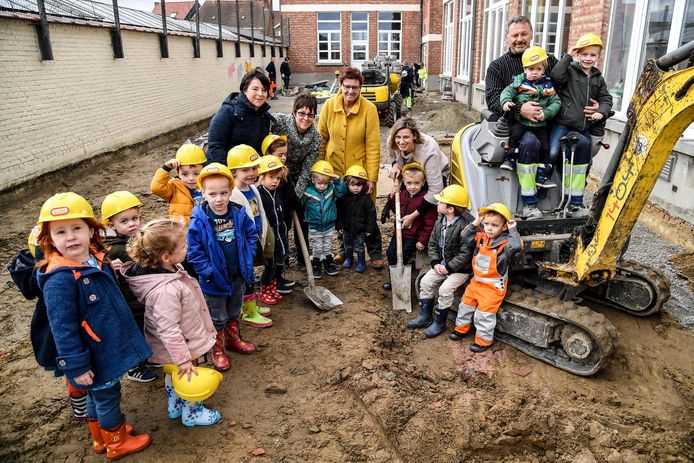 Kleuters trokken zelf laarsjes aan om de werken officieel te starten.