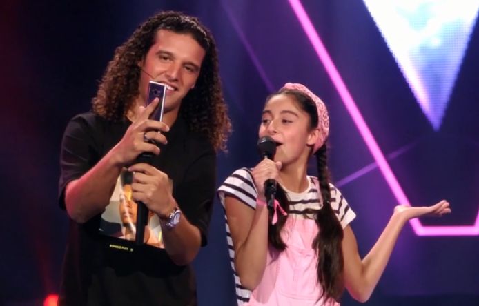 Roya met Ali B, die aan het videobellen is met collega Kenny B
