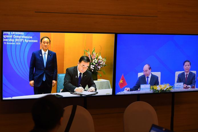 De Japanse premier Yoshihide Suga staat naast de Japanse minister van Economie, Hiroshi Kajiyama. In het andere vak zien we de vertegenwoordigers van Vietnam.