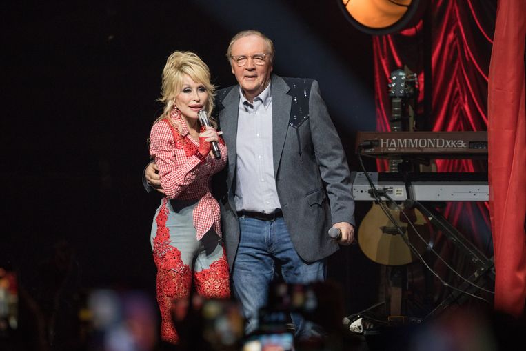 Dolly Parton en James Patterson op het podium over hun nieuwe boek ‘Run, Rose, Run’ tijdens de 2022 SXSW conferentie in Austin, Texas.  Beeld FilmMagic