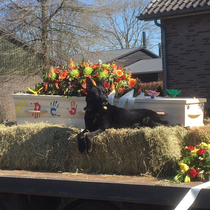 De familie van Dungenaar Fons Sleutjes (68) - zelf in isolatie vanwege het coronavirus waar hij aan overleed - besloot tóch iets moois te maken van zijn uitvaart.