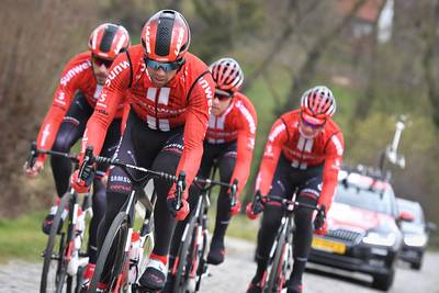 Matthews, Tusveld en Curvers gehavend uit eerste rit Parijs-Nice