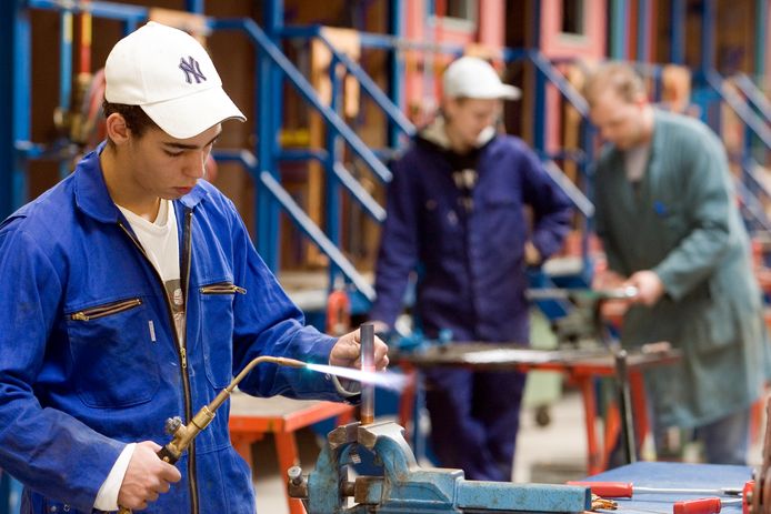 Mbo-studenten die een opleiding installatietechniek volgen.