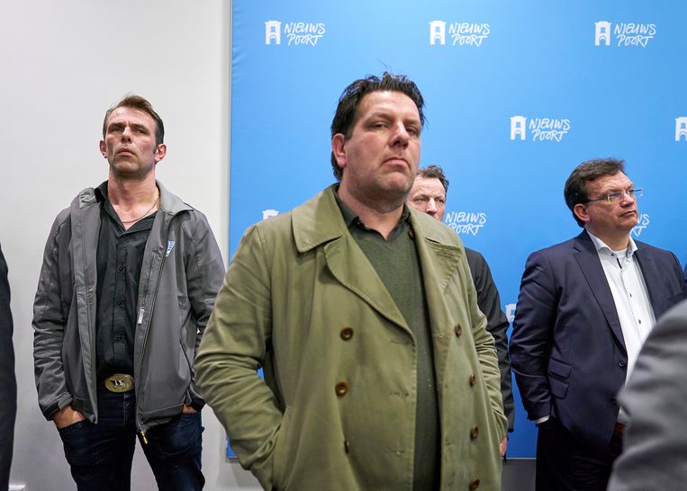 FDF onderhandelaar, Jeroen van Maanen(Links) en geheel rechts Tweede Kamerlid Jacco Geurts (CDA) luisteren naar de presentatie van het onderzoek. Beeld Phil Nijhuis