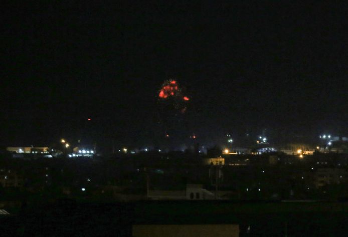 Rookpluim boven de stad Rafah in de Gazastrook.