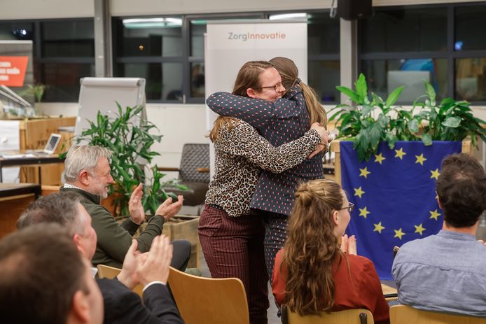 Edith Raaijmakers (l) en Maartje Huggers, beiden moeder van een kind met beperkingen, vallen elkaar in de armen als ze horen dat ze de Zorginnovatieprijs Midden- en West-Brabant en Zeeland hebben gewonnen.