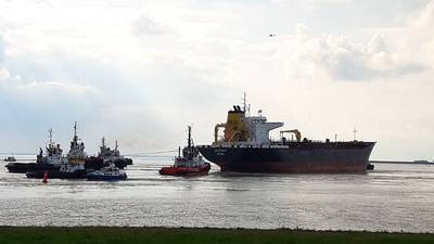 Gestrande olietanker Westerschelde vlotgetrokken